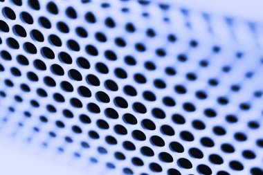 Beyaz havalandırma ızgarası. Yuvarlak delikler. Metal yapı.  