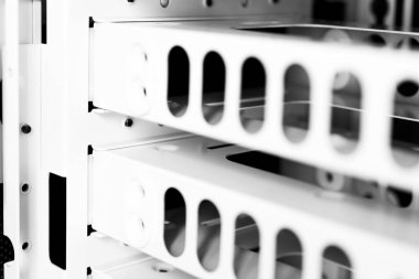 Metal çerçeve yapısı. Ekipman için birkaç metal bölme