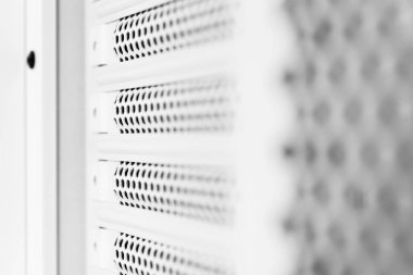 Yatay havalandırma ızgarası. Havalandırma delikleri. Metal yapı. 