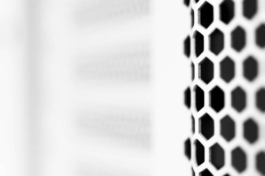 Dikey havalandırma ızgarası. Yuvarlak delikler. Metal yapı. 