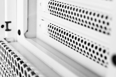 Yatay havalandırma ızgarası. Havalandırma delikleri. Metal yapı. 