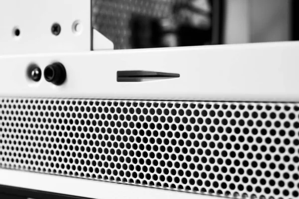 Yatay havalandırma ızgarası. Yuvarlak delikler. Metal yapı. 