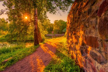Kaleyle nehir arasında giden bir sokak..  