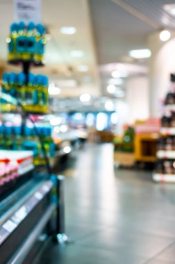 Marketten. Raflar ve farklı yiyeceklerle dolu cam kaplar.