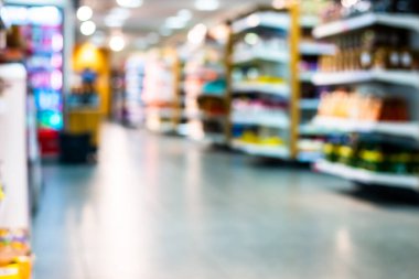 Marketten. Raflar ve farklı yiyeceklerle dolu cam kaplar.