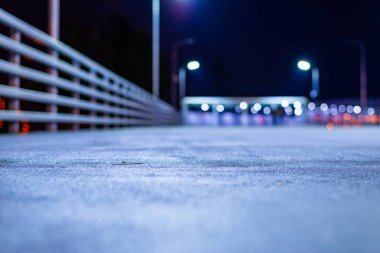 Fenerli yaya geçidi. Boş yol. Şehirde gece.. 