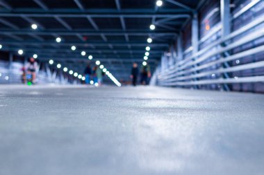 Fenerli yaya tüneli. İnsanlar yollara düşer.. 