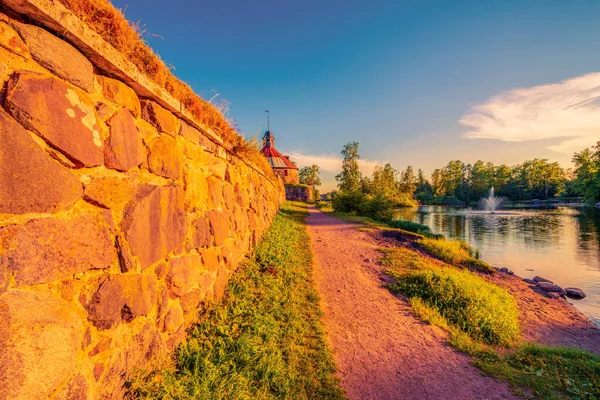 Fortezza Medievale Sulla Riva Del Fiume Tramonto Boschi Cielo Blu — Foto Stock