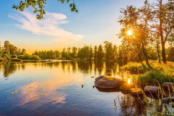 Fiume Con Barche Che Attraversano Villaggio — Foto Stock