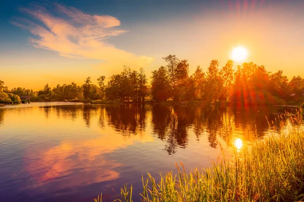 Fiume Che Attraversa Villaggio Tramonto Sulla Foresta — Foto Stock