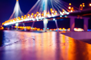 Nehir üzerindeki asma köprü. Köprüyü vurgula. 