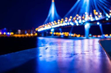 Nehir üzerindeki asma köprü. Köprüyü vurgula. 