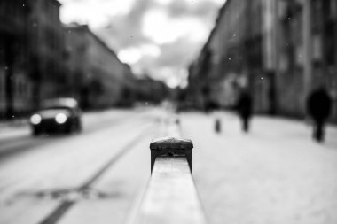 Büyük bir şehirde parlak kış güneşi, insanlar sokakta yürüyor..