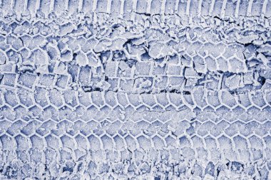 Karda araba lastiği izi. Yukarıdan görüntüyü kapat