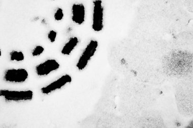 Kanalizasyon kapağı karla kaplı. Yukarıdan görüntüyü kapat