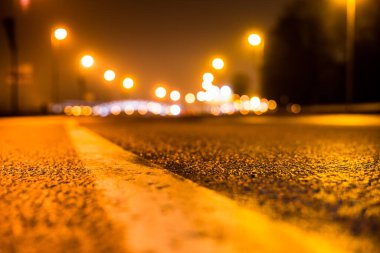 Büyük şehirde sisli bir gece, boş sokak lambaları. 