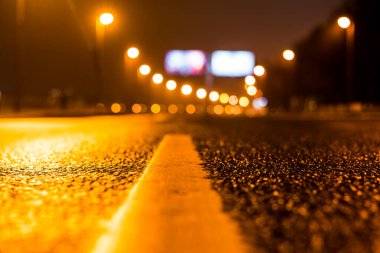 Büyük şehirde sisli bir gece, boş sokak lambaları. 