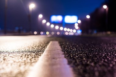 Büyük şehirde sisli bir gece, boş sokak lambaları. 