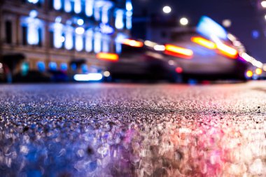 Büyük şehirde yağmurlu bir gece, su birikintileri olan boş bir yol.