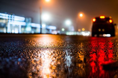 Büyük şehirde sisli bir gece, boş sokak lambaları. 