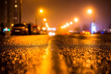 Büyük şehirde sisli bir gece, boş sokak lambaları. 