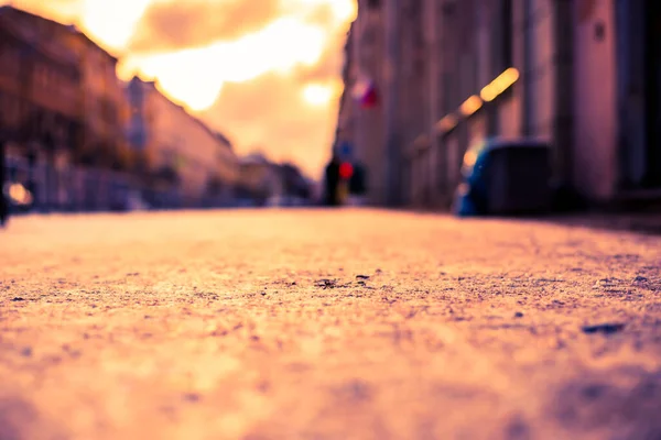 大都市の明るい冬の太陽 人々は通りを歩く — ストック写真