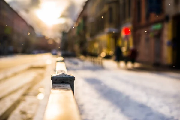 Sol Inverno Brilhante Uma Cidade Grande Pessoas Andando Rua — Fotografia de Stock