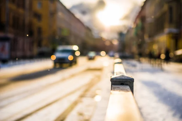 Sol Inverno Brilhante Uma Cidade Grande Pessoas Andando Rua — Fotografia de Stock