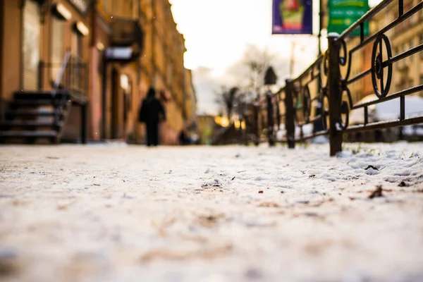 Sol Inverno Brilhante Uma Cidade Grande Pessoas Andando Rua — Fotografia de Stock