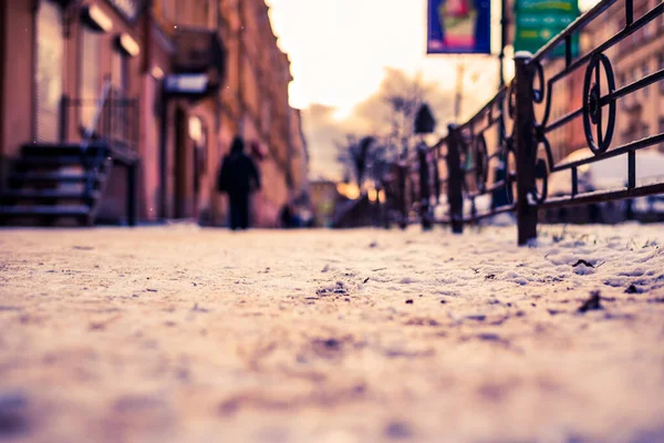 大都市の明るい冬の太陽 人々は通りを歩く — ストック写真