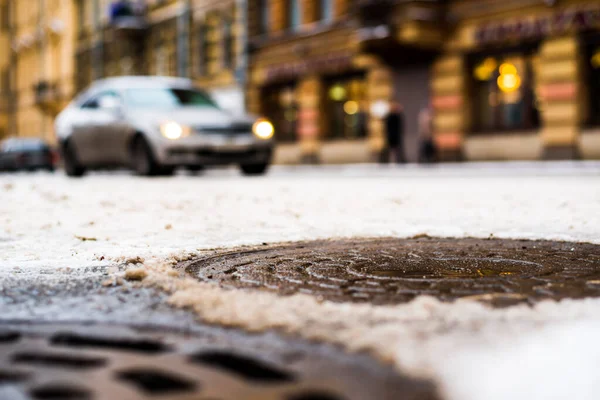 大都市の雪の冬 雪道を車で行く — ストック写真