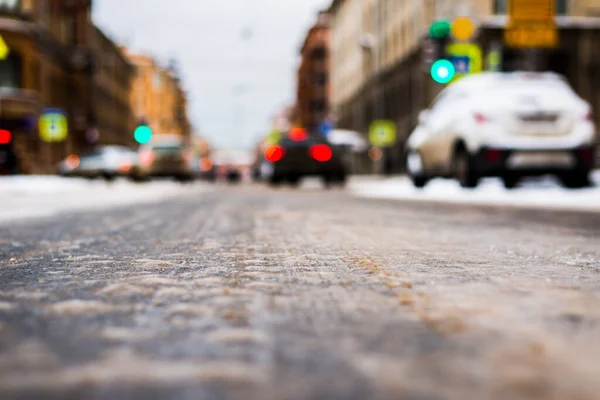 大都市の雪の冬 雪道を車で行く — ストック写真