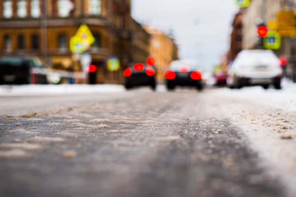 大都市の雪の冬 車は赤い信号で停止しました — ストック写真