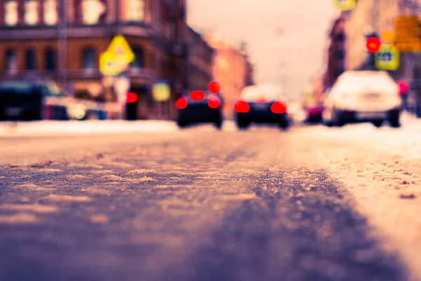 大都市の雪の冬 車は赤い信号で停止しました — ストック写真