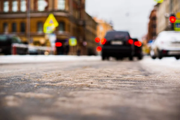 大都市の雪の冬 車は赤い信号で停止しました — ストック写真