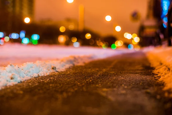 Zimowa Noc Wielkim Mieście Przejeżdżający Samochód Drodze — Zdjęcie stockowe
