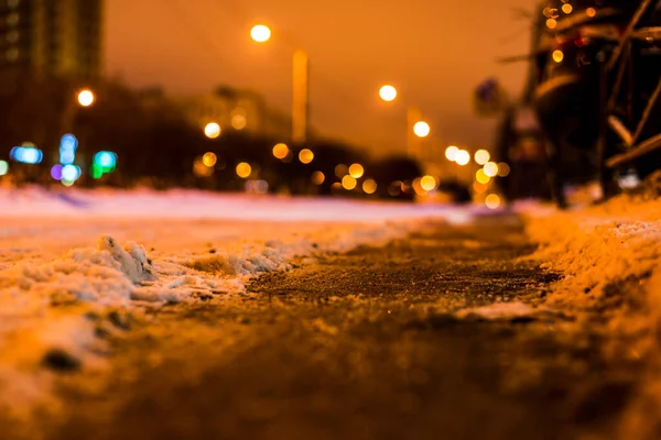 大都市での冬の夜 トラックや他の車 — ストック写真