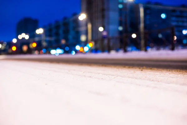 大都市の冬の夜 道路上の通過車 — ストック写真
