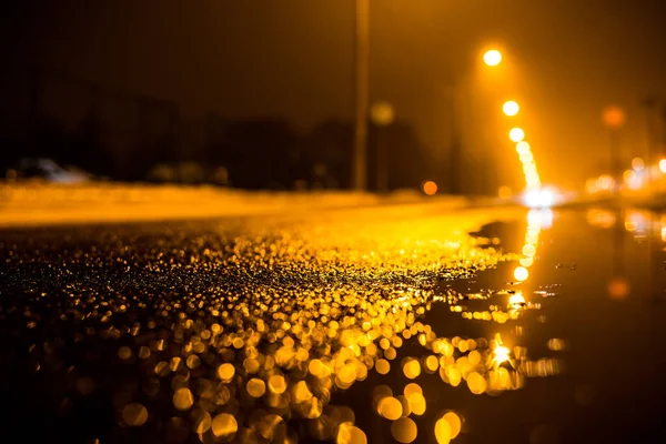 Ομιχλώδης Νύχτα Στη Μεγάλη Πόλη Άδεια Φανάρια Φωτισμού Του Δρόμου — Φωτογραφία Αρχείου