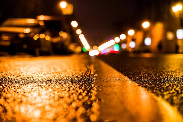 Noche Lluviosa Gran Ciudad Calle Con Los Escaparates Luminosos — Foto de Stock
