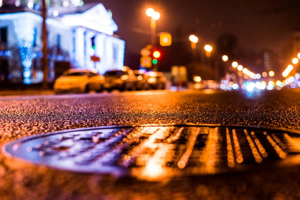 大都市の雨の夜 明るい店の窓のある通り — ストック写真