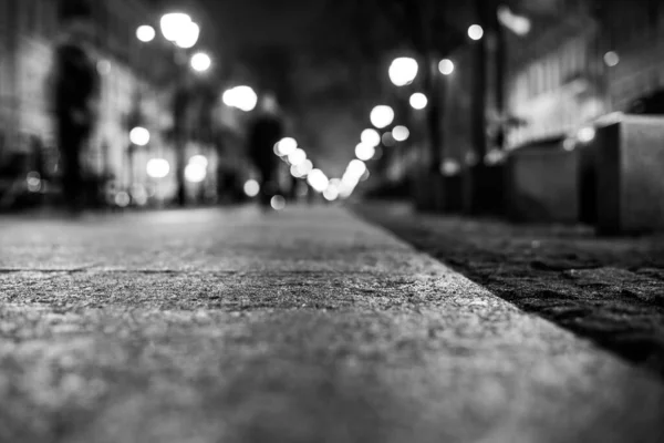 Alley Στη Νυχτερινή Πόλη Άνθρωποι Πηγαίνουν Στο Δρόμο Αναμμένα Φανάρια — Φωτογραφία Αρχείου