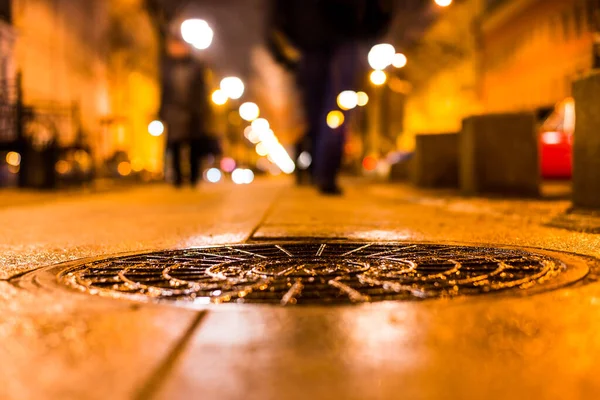 路地には 夜の街で 人々は道路上で行く提灯点灯 — ストック写真