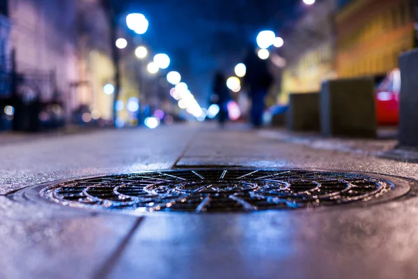 路地には 夜の街で 人々は道路上で行く提灯点灯 — ストック写真