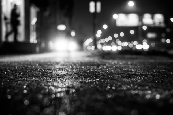 Deszczowa Noc Wielkim Mieście Ulica Jasnymi Witrynami Sklepowymi — Zdjęcie stockowe