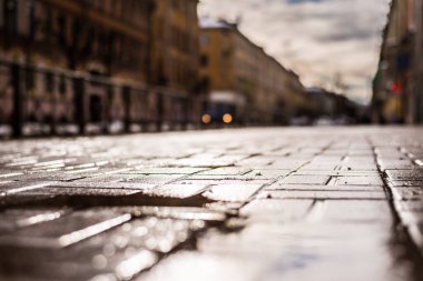 Sonbaharın sonlarında sokaklar, aydınlatılmış güneş..