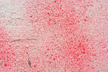 Kırmızı boyayla boyanmış beyaz duvar. Görüntüyü kapat