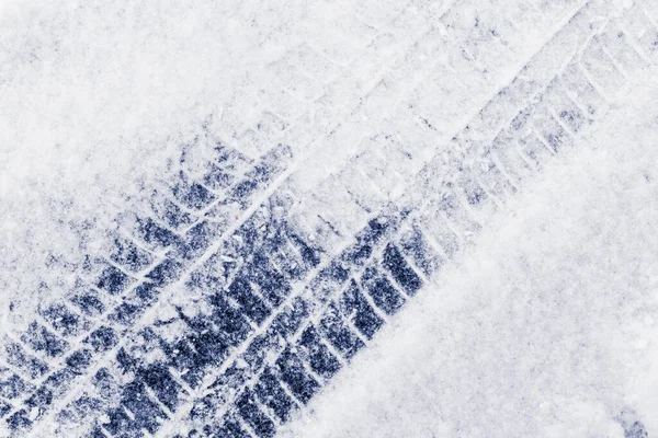 Ślady Opon Samochodowych Świeżym Śniegu Widok Bliska Góry — Zdjęcie stockowe