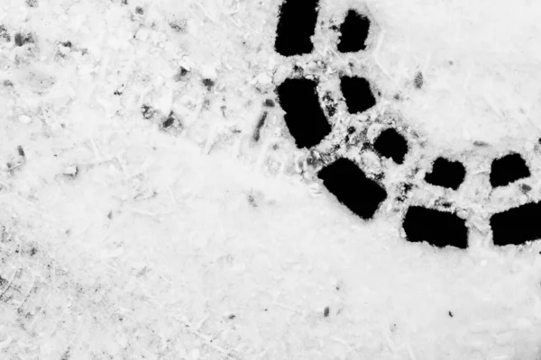 盖上被雪覆盖的人孔和车胎痕迹 — 图库照片