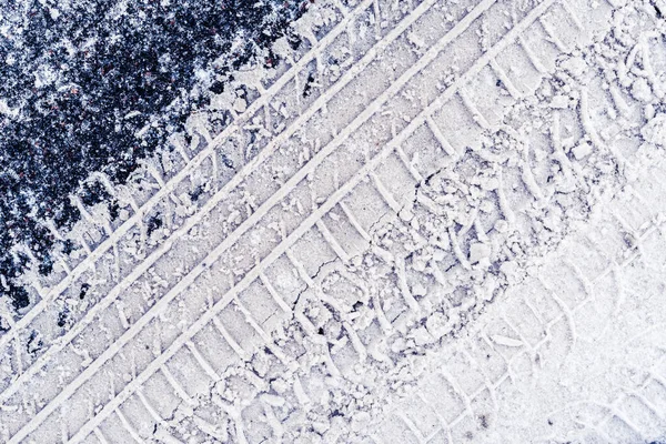 Stopy Pneumatik Čerstvém Sněhu Asfaltu Zavřít Pohled — Stock fotografie